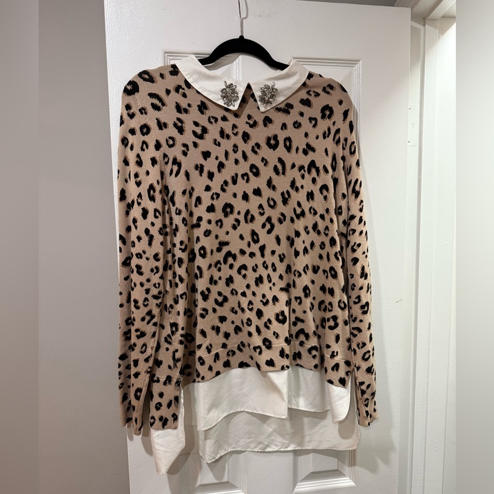 Beautiful leopard sweater with collared neck details